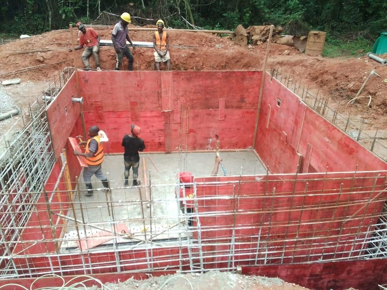 Cofragem de reservatório em betão armado